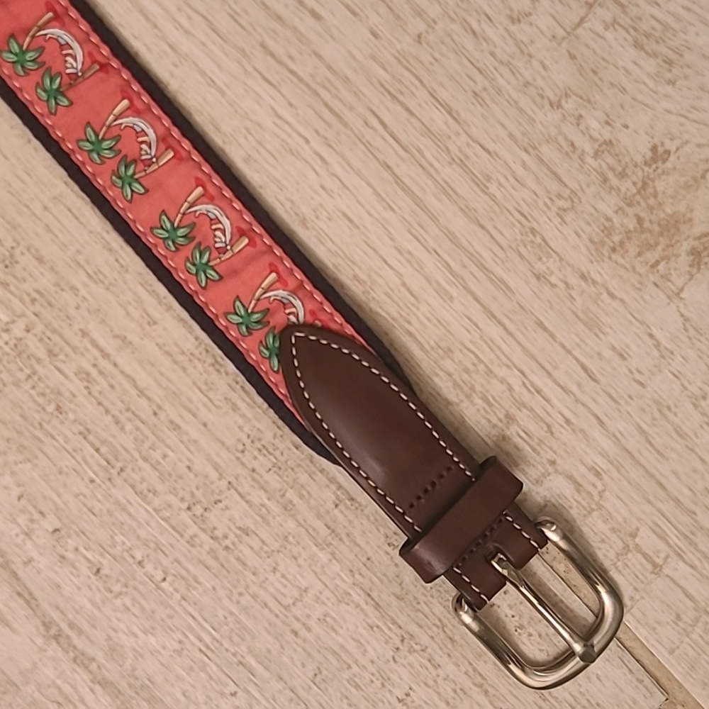 Vineyard Vines Santa in a Hammock Belt in a Size 26.
